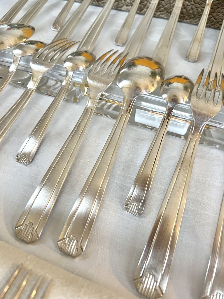 couverts-anciens-style-moderne-art-deco-metal-argente-coffret-menagere-complete-brocante-antiquaire-vintage-20e-siecle