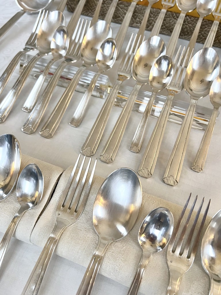 menagere-art-deco-metal-argente-vaisselle-ancienne-cuilleres-fourchettes-coffret-brocante-vintage-antiquaire