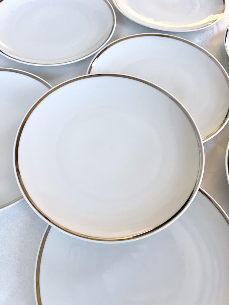 service-assiettes-dessert-vaisselle-ancienne-sytle-1970-moderne-blanc-argent-brocante-art-de-la-table-antiquites