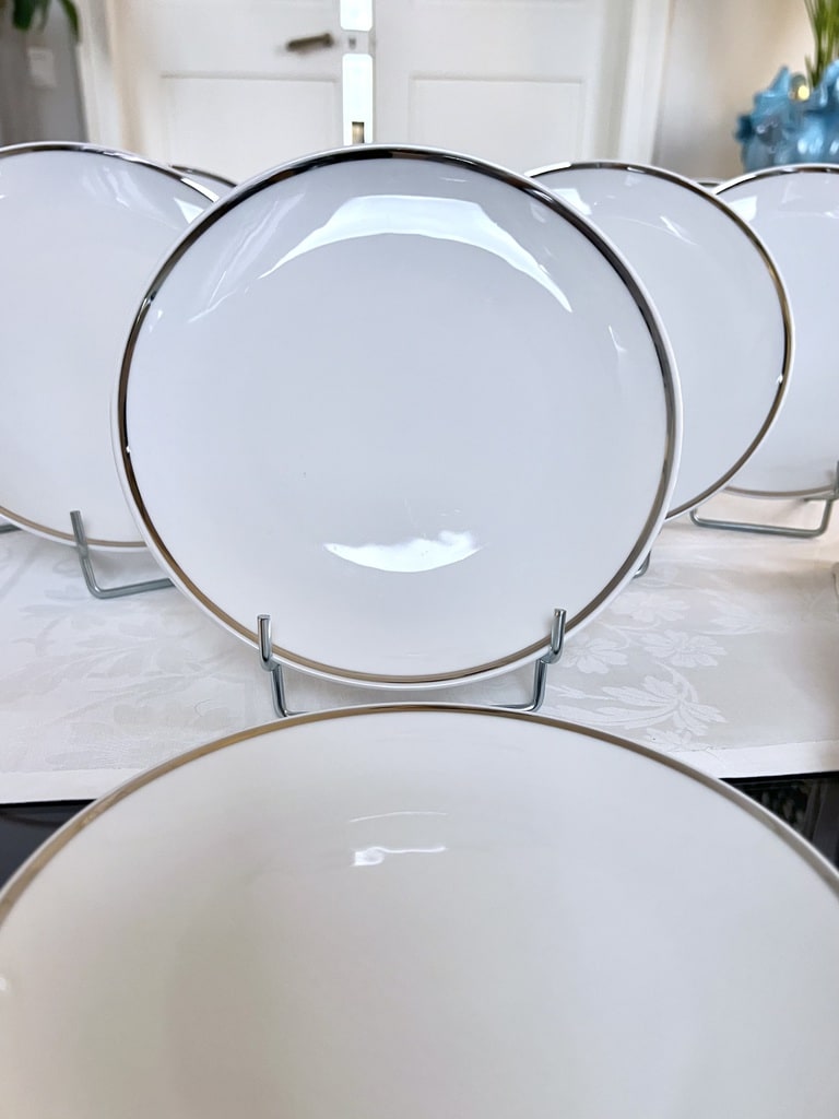 service-assiettes-dessert-porcelaine-blanche-filet-platine-style-vintage-1970-brocante-art-de-la-table-20e-siecle