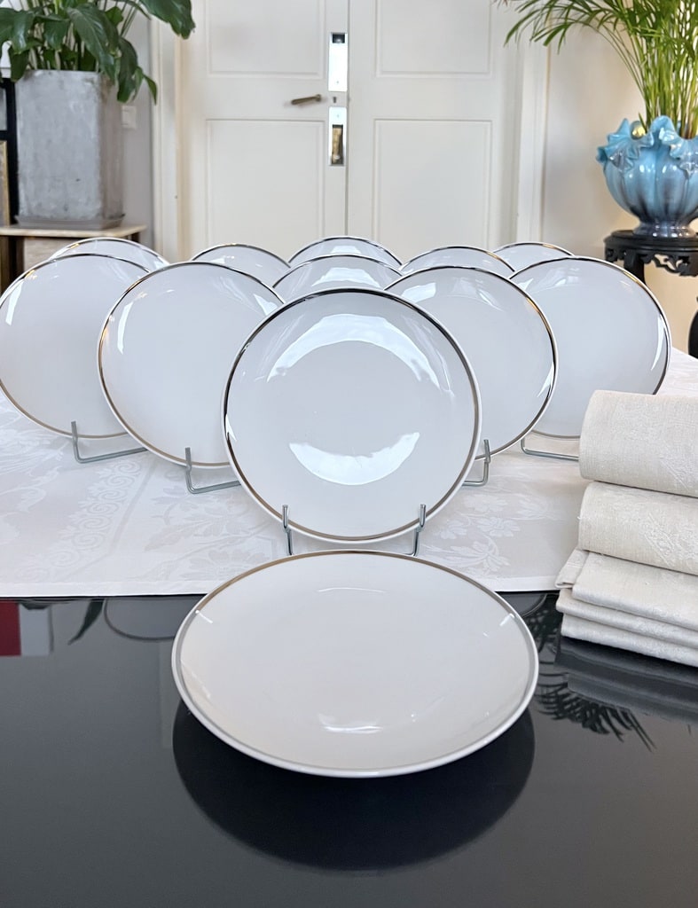 assiettes-dessert-porcelaine-blanche-filet-platine-vaisselle-vintage-1970-brocante-service-de-table-moderne