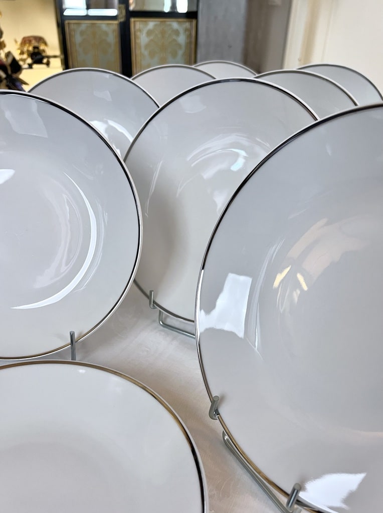service-de-table-vintage-1970-porcelaine-blanche-et-argent-brocante-vaisselle-ancienne-20e-siecle