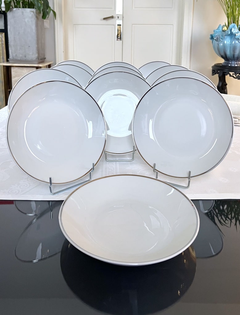 assiettes-potage-creuses-porcelaine-blanche-vaisselle-moderne-vintage-1970-brocante-antiquites