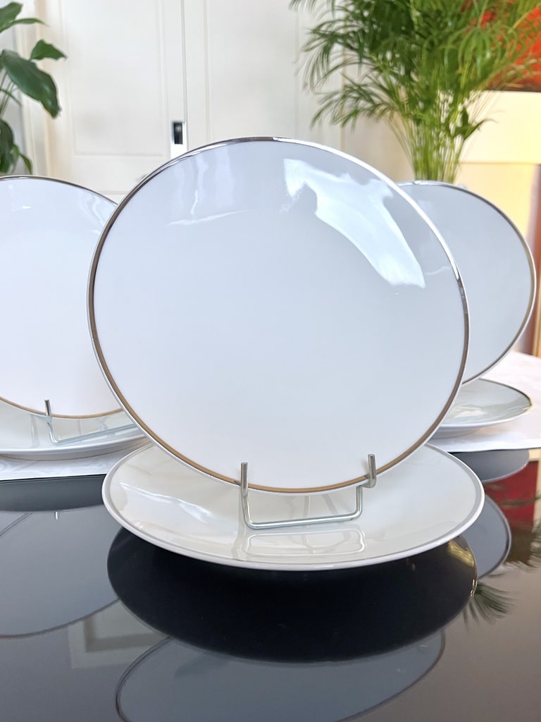 assiettes-plates-porcelaine-blanche-filet-argent-brocante-vintage-antiquaire-art-de-la-table-20e-siecle