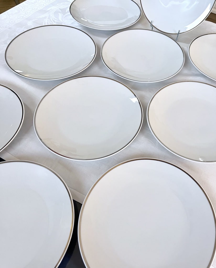 service-de-table-vintage-1970-vaisselle-moderne-porcelaine-blanche-filet-argent-brocante-art-de-la-table-antiquaire