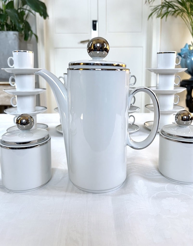 cafetiere-vintage-porcelaine-blanche-filet-argent-style-vintage-1970-vaisselle-moderne-brocante-art-de-la-table
