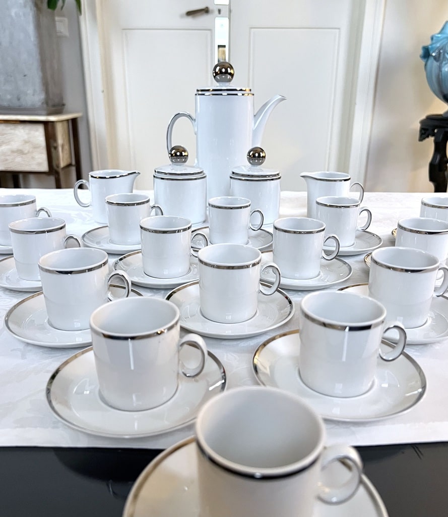 service-a-cafe-vintage-1970-porcelaine-blanche-argent-tasse-cafetiere-sucrier-brocante-antiquites-art-de-la-table-vaisselle-moderne
