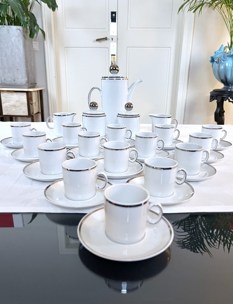 service-a-cafe-vintage-porcelaine-blanche-filet-argent-tasses-cafetiere-sucriers-cremier-brocante-vaisselle-moderne-service-de-table-1970