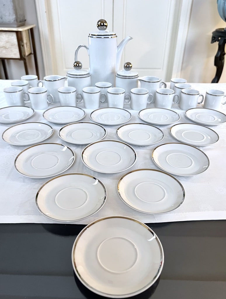 sous-tasses-porcelaine-blanche-service-cafe-vintage-style-1970-vaisselle-moderne-brocante-antiquites