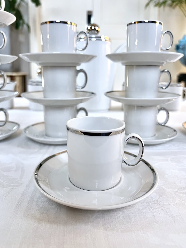 ITALIE. Service de table en porcelaine blanche à filets d... - 86163169-2
