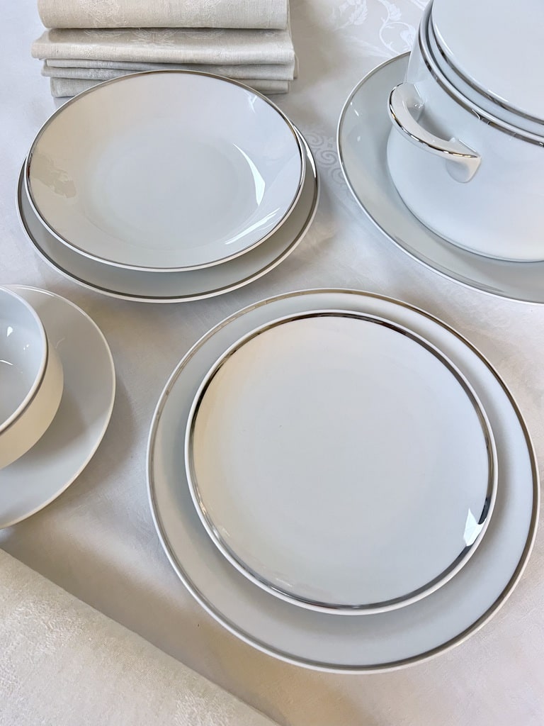 service-de-table-vintage-1970-porcelaine-blanche-filet-platine-argent-assiettes-service-cafe-brocante-vaisselle-moderne-antiquaire