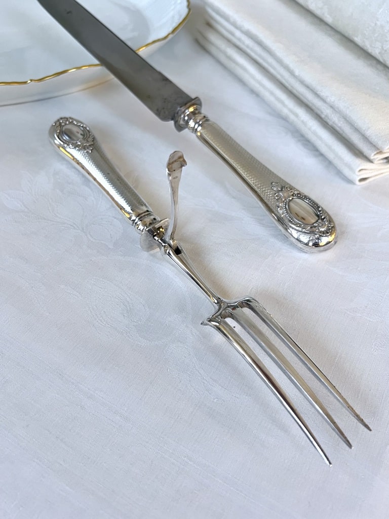 couverts-de-service-viande-decoupe-manche-argent-minerve-guilloche-medaillon-19e-siecle-brocante-vaisselle-ancienne