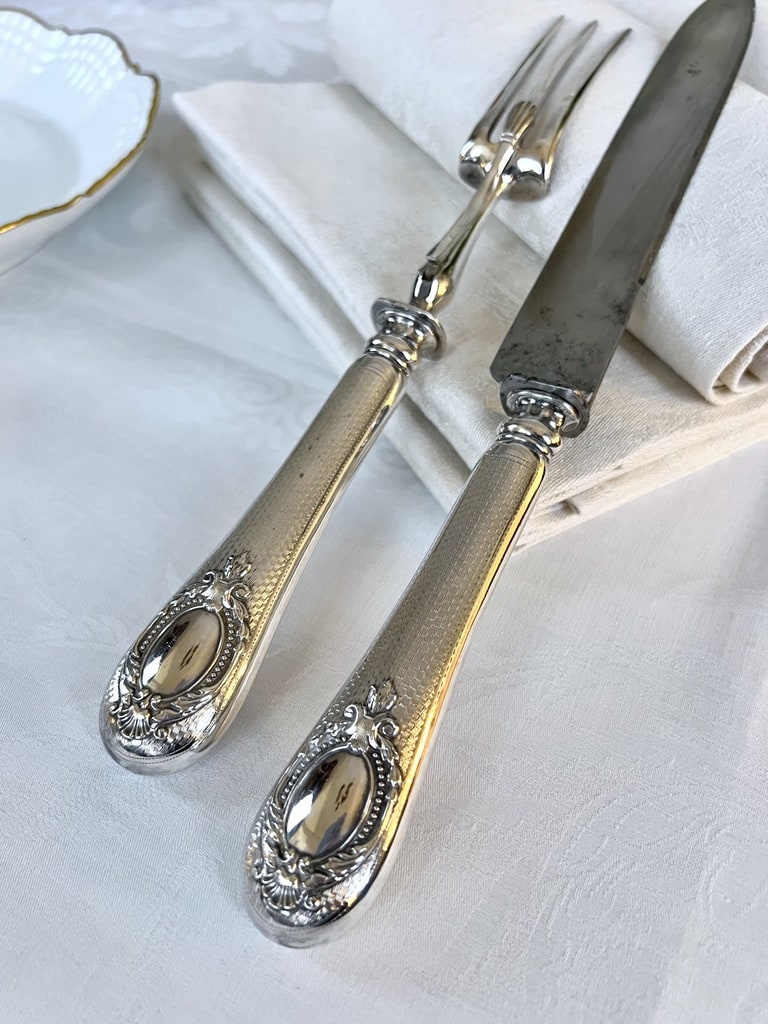 couverts-de-service-viande-gigot-en-argent-decor-guilloche-medaillon-fourchette-couteau-brocante-antiquaire-vaisselle-ancienne