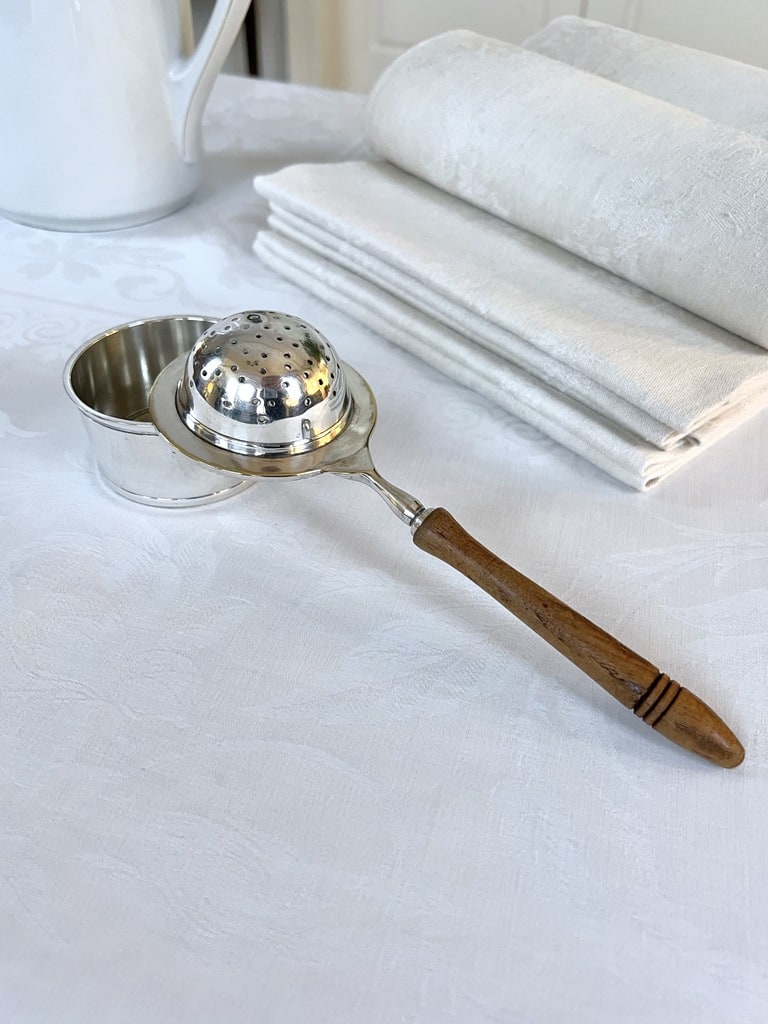 passoire-a-the-metal-argente-manche-bois-de-buis-accessoire-de-table-vaisselle-ancienne-antiquaire-brocante