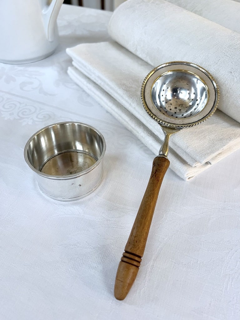 passoire-a-the-ancienne-metal-argenté-manche-en-bois-de-buis-brocante-antiquaire-accessoire-de-table-vaisselle