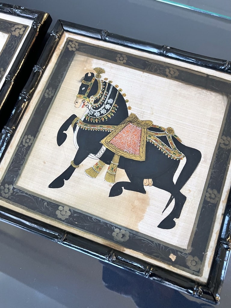 peinture-sur-soie-cadre-en-bois-noir-facon-bambou-napoleon-3-theme-equestre-cheval-brocante-antiquaire