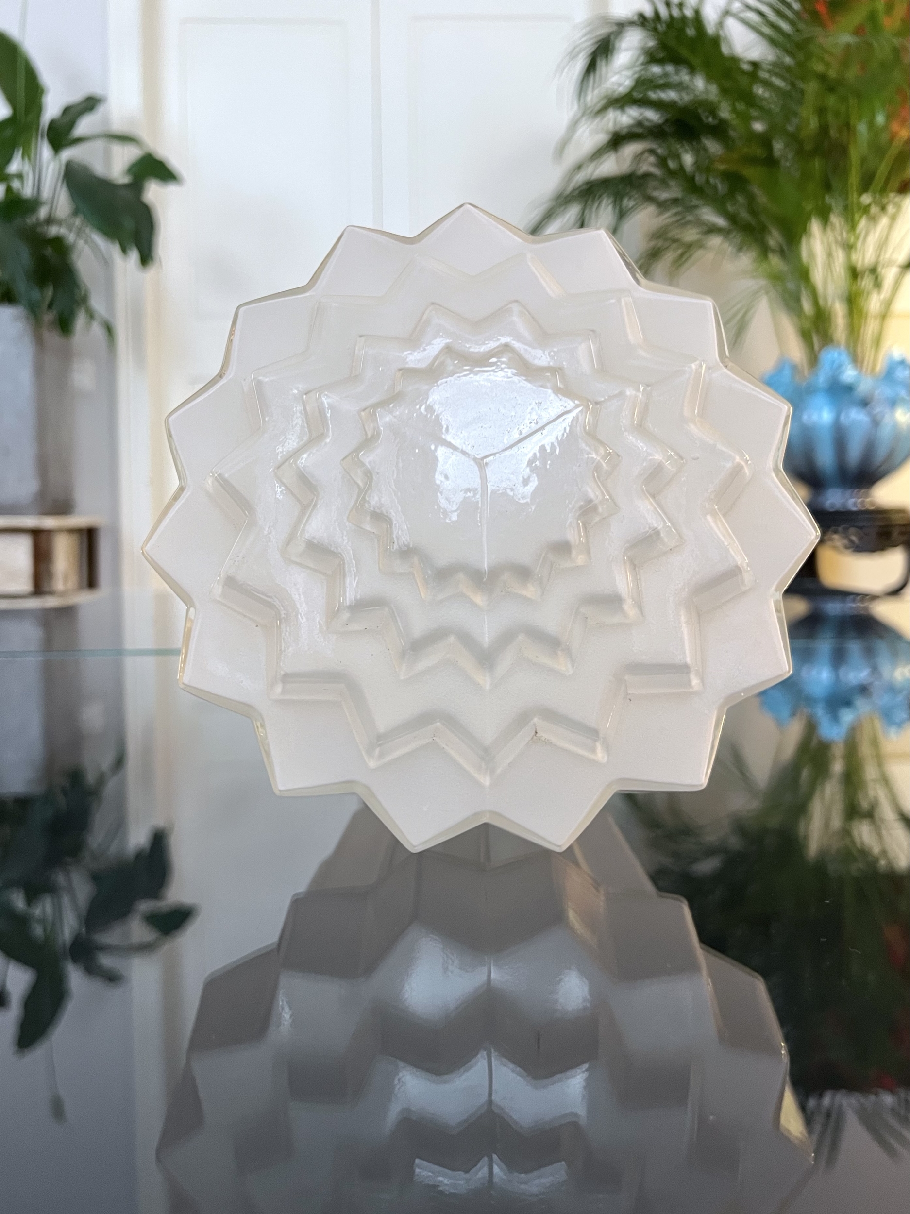 globe-vintage-en-verre-depoli-skyscrapper-building-brocante-antiquites-art-deco-style-1930