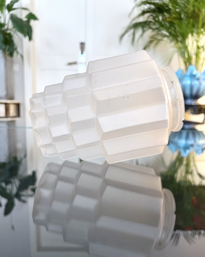 globe-building-skyscrapper-art-deco-verre-depoli-lustre-lampe-design-moderne-1930-brocante-antiquaire-luminaires-anciens