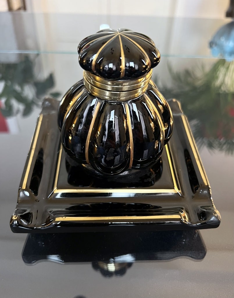 encrier-porcelaine-noire-et-laiton-filets-or-fin-porte-plume-plateau-brocante-antiquaire-objets-de-collection