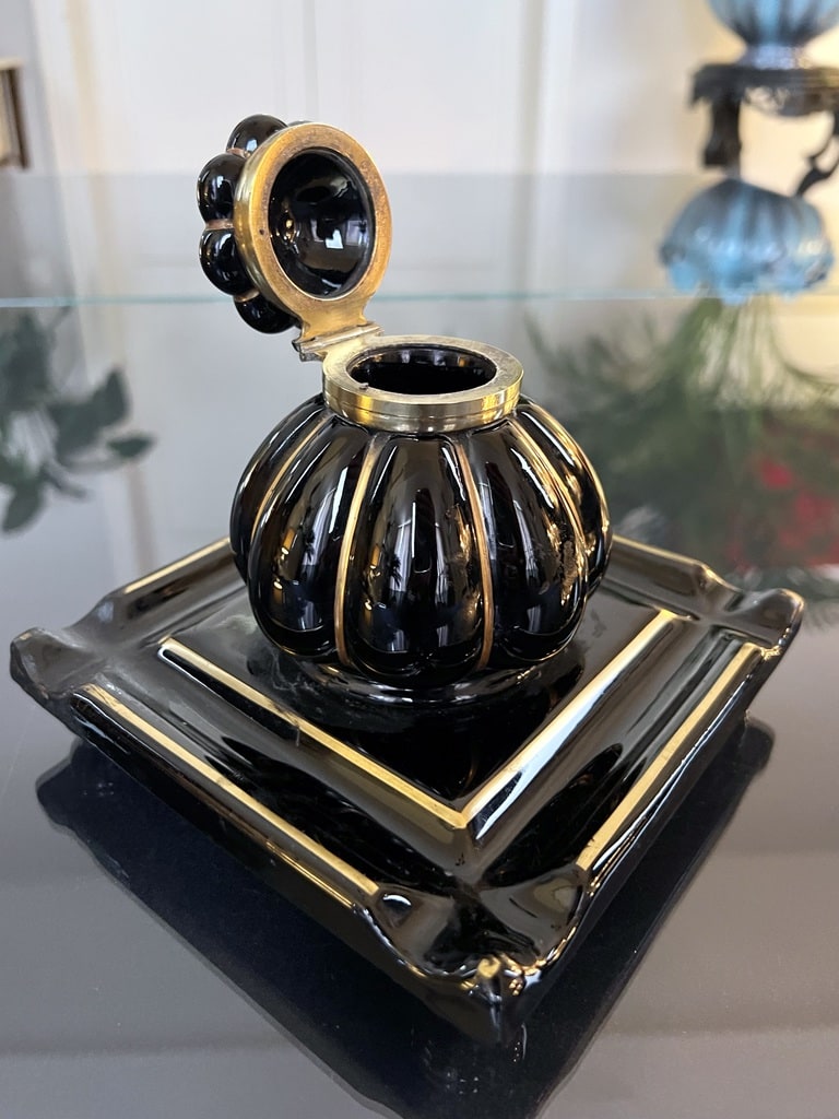porte-plume-encrier-plateau-en-porcelaine-noire-decor-or-fin-brocante-antiquaire-objets-vitrine-bureau