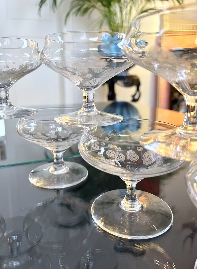 service-de-verres-a-champagne-en-cristal-coupes-flutes-ancienne-service-de-table-brocante-antiquites
