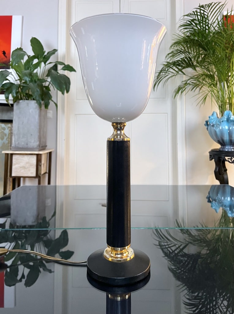 lampe-mazda-pied-gaine-cuir-laiton-verrerie-opaline-blanche-luminaire-ancien-brocante-vintage-antiquites