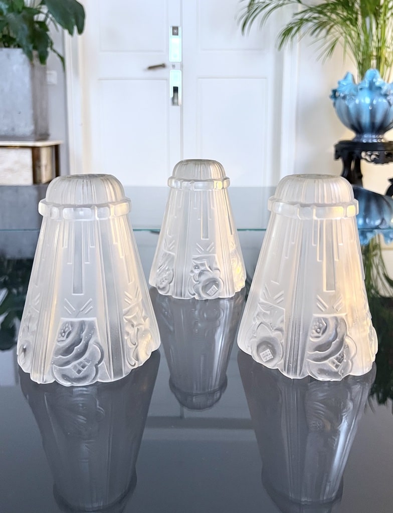 tulipes-en-verre-depoli-pour-luminaire-art-deco-verrerie-des-hanots-brocante-antiquites-lampe-moderne-20e-siecle