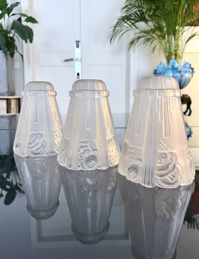 tulipes-pour-lampe-ou-lustre-art-deco-en-verre-depoli-verrerie-des-hanots-motif-floral-brocante-vintage-antiquites-20e-siecle