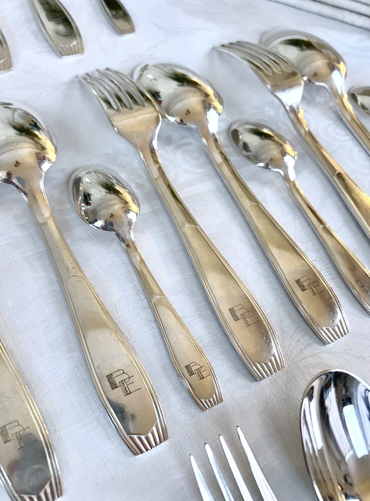 couverts-anciens-style-moderne-epoque-art-deco-monogrammes-christofle-brocante-vintage-art-de-la-table-20e-siecle