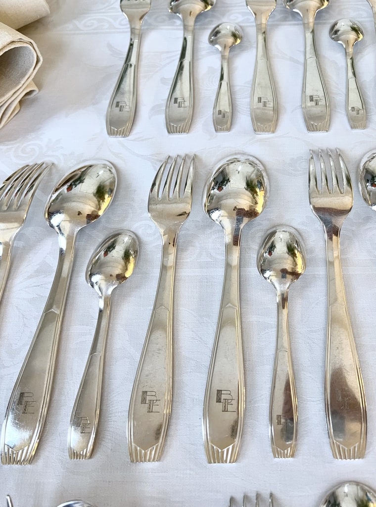 christofle-menagere-art-deco-style-moderne-monogrammes-fourchettes-cuilleres-vaisselle-vintage-brocante-antiquaire-france