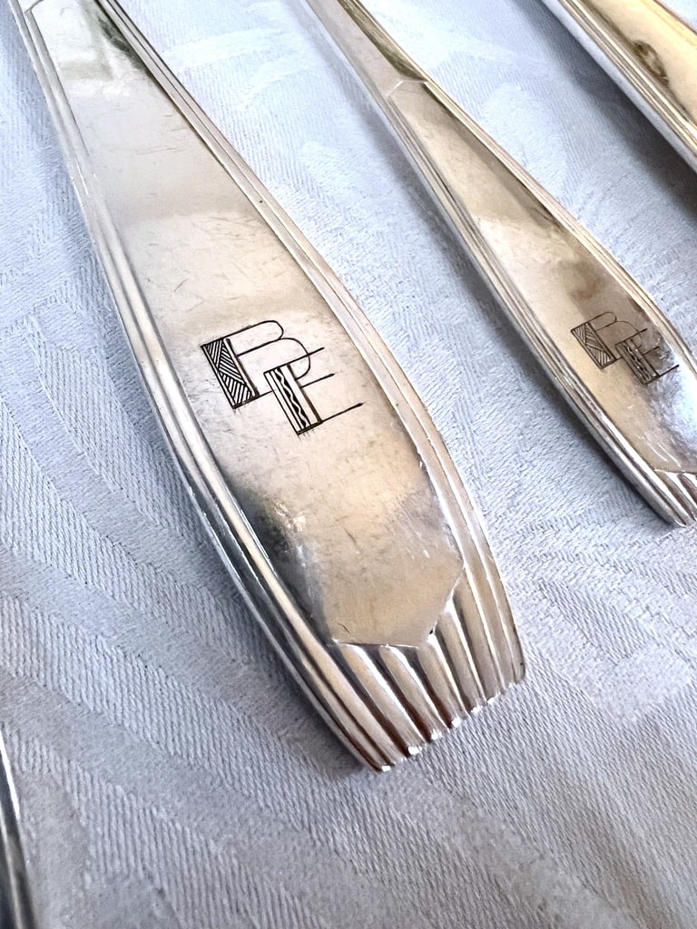 couverts-anciens-monogrammes-vaisselle-art-deco-1930-style-moderne-brocante-art-de-la-table-antiquites-france