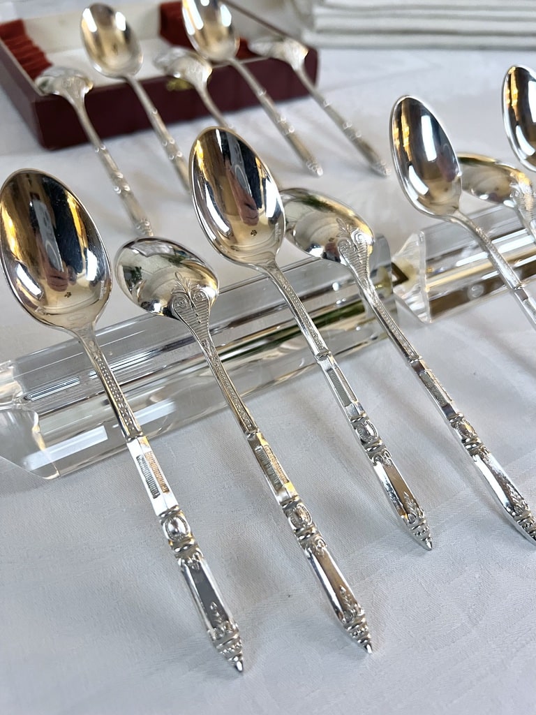 cuilleres-a-cafe-metal-argente-ercuis-coffret-couverts-anciens-manche-a-la-russe-antiquites-brocante