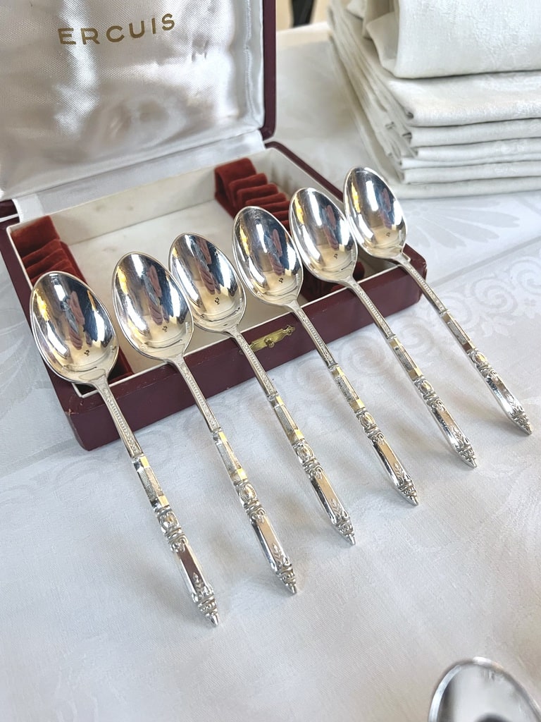 cuilleres-a-cafe-manche-a-la-russe-ercuis-metal-argente-brocante-vintage-vaisselle-art-de-la-table-couverts