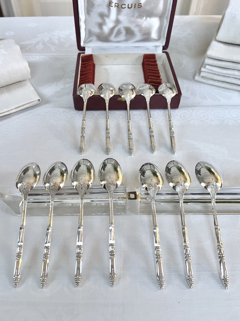 coffret-cuilleres-a-cafe-ercuis-métal-argente-manches-a-la-russe-couverts-anciens-antiquaire-brocante