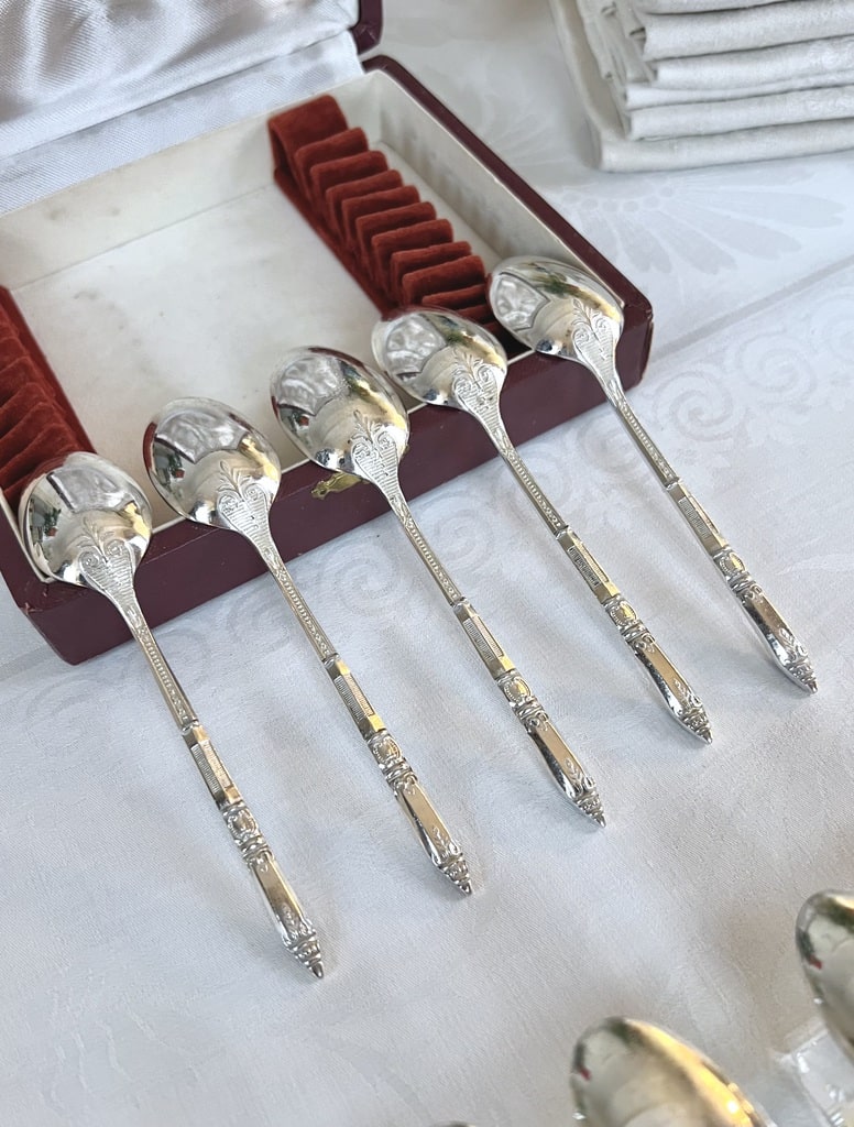 cuilleres-a-moka-manches-a-la-russe-en-metal-argente-orfevre-ercuis-coffret-couverts-anciens-antiquaire-brocante-art-de-la-table