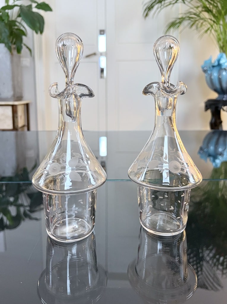 fioles-flacons-anciens-en-verre-depoli-grave-huile-vinaigre-condiments-art-de-la-table-brocante-antiquites-vaisselle