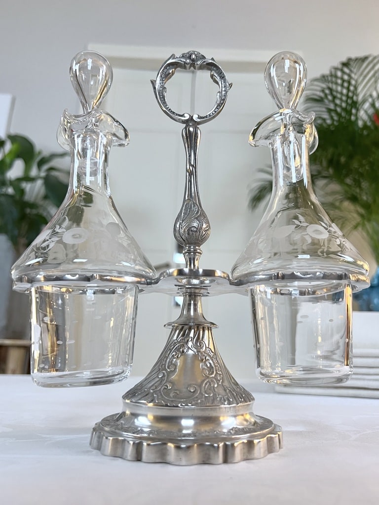 huilier-vingaire-verre-grave-serviteur-regule-argente-vaisselle-ancienne-style-classique-brocante-antiquaire-france