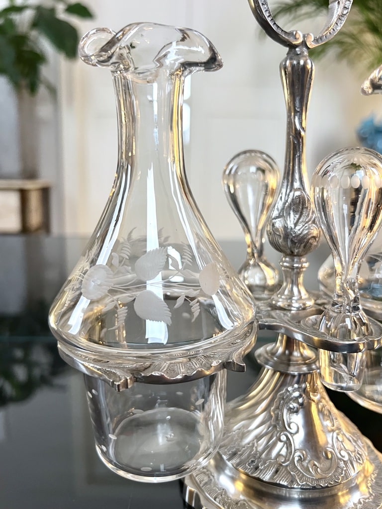 flacon-huile-vinaigre-en-verre-souflle-decor-grave-serviteur-anciens-regule-argente-sytle-classique-francais-brocante-antiquites