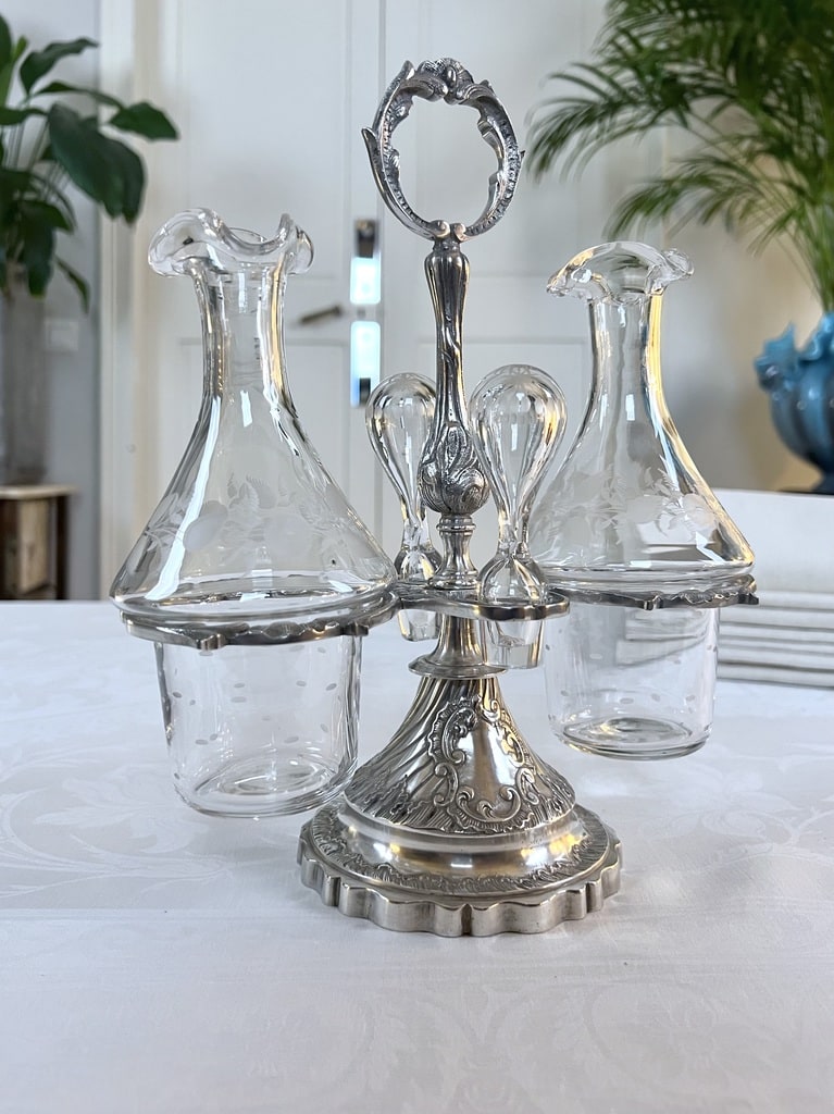 serviteur-a-condiment-huile-vinaigre-flacon-verre-grave-support-regule-argente-brocante-vintage-vaisselle