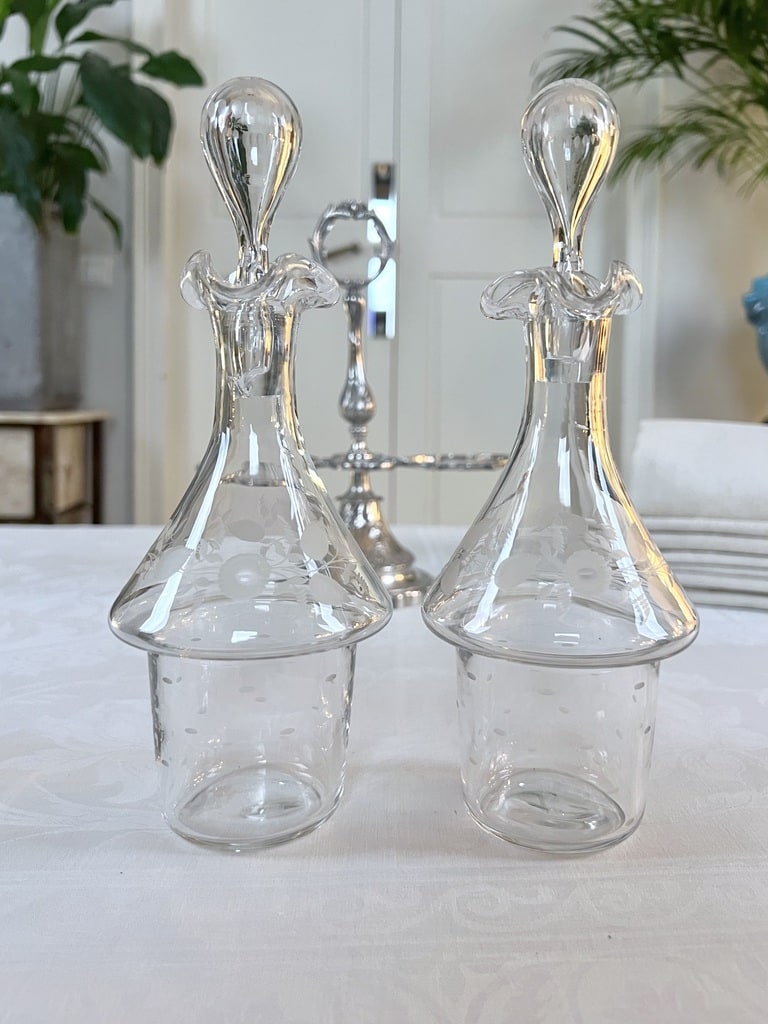 flacons-verre-souffle-decor-grave-huile-vinaigre-serviteur-ancien-brocante-art-de-la-table-antiquaire-france