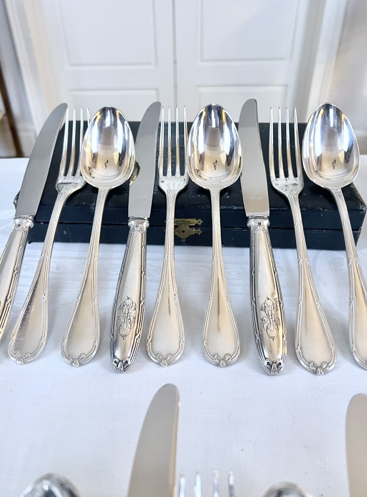 couverts-anciens-christofle-menagere-couteaux-fourchettes-cuilleres-monogrammes-antiquaire-brocante-vintage-art-de-la-table