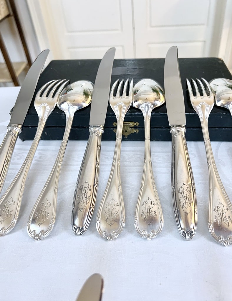 couverts-anciens-metal-argente-couteaux-cuilleres-fourchettes-monogrammes-coffrets-menagere-antiquaire-brocante-france