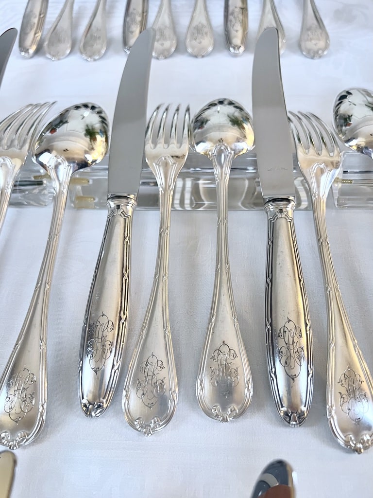 fourchettes-cuilleres-couteaux-anciens-metal-argente-monogrammes-orfevre-christofle-louis-xvi-brocante-vintage-antiquaire