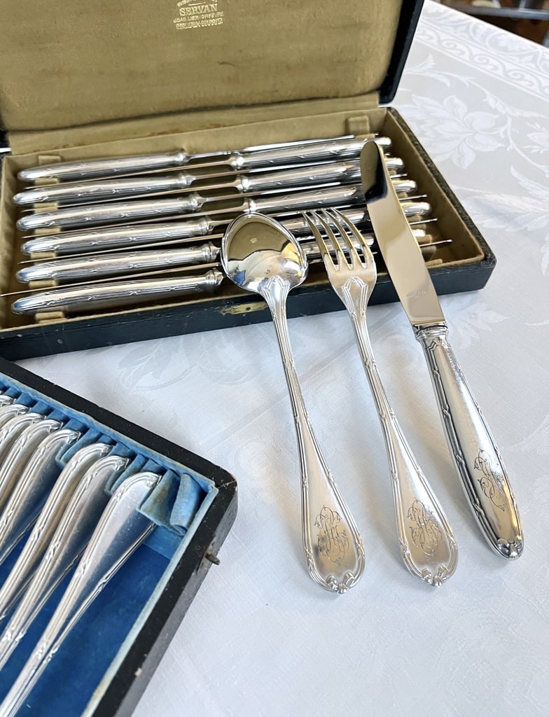 couverts-anciens-monogrammes-metal-argente-menagere-christofle-antiquaire-brocante-vintage-vaisselle-art-de-la-table