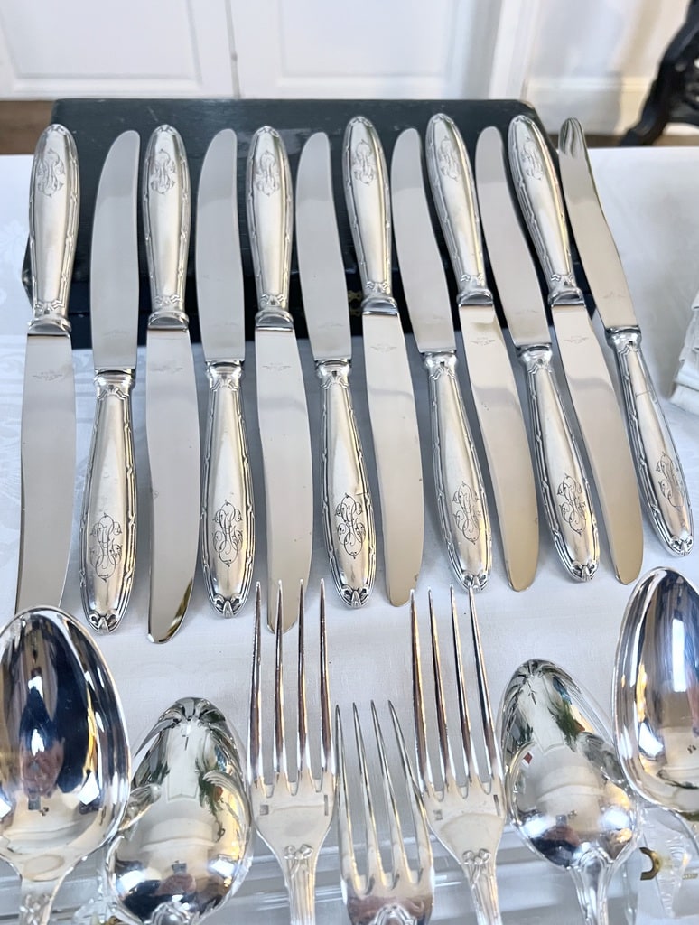 menagere-ancienne-christofle-couteaux-fourchettes-cuilleres-metal-argente-monogrammes-couverts-vintage-brocante-antiquaire