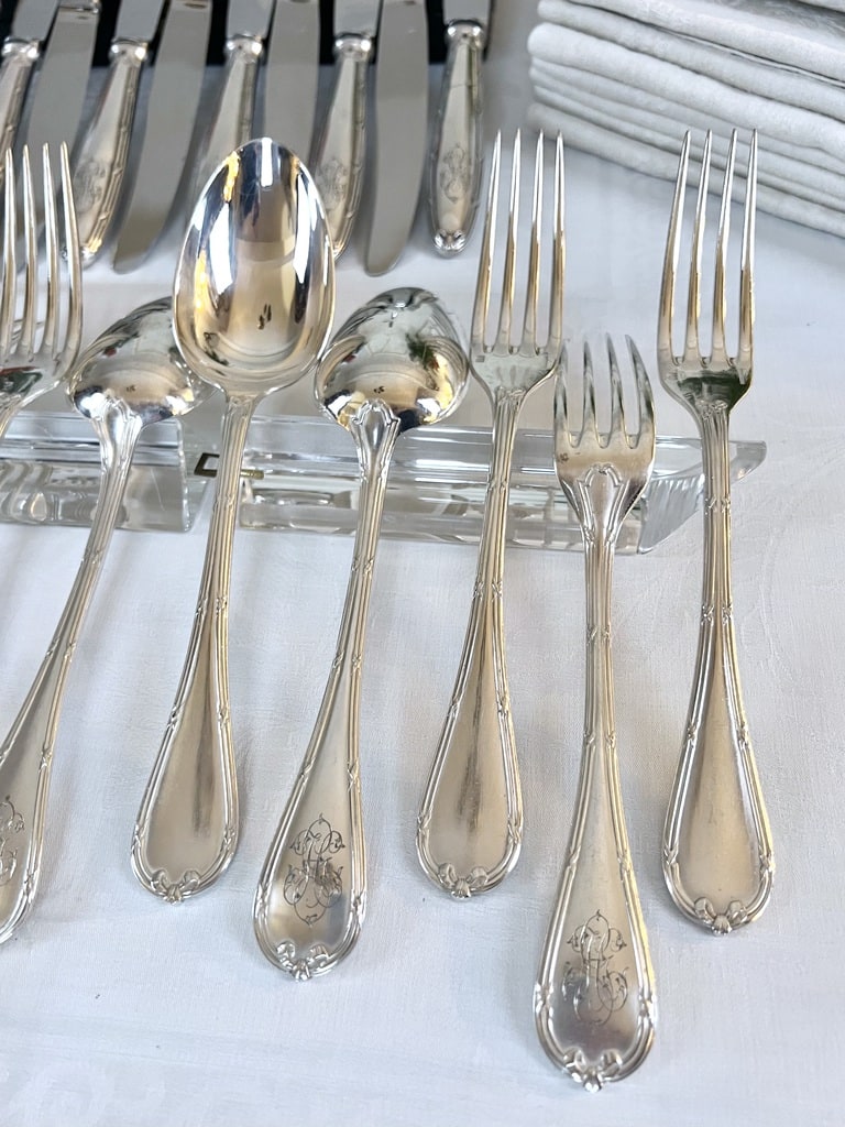 menagere-ancienne-metal-argente-christofle-style-louis-xvi-monogrammes-couverts-coffrets-brocante-vintage-antiquites