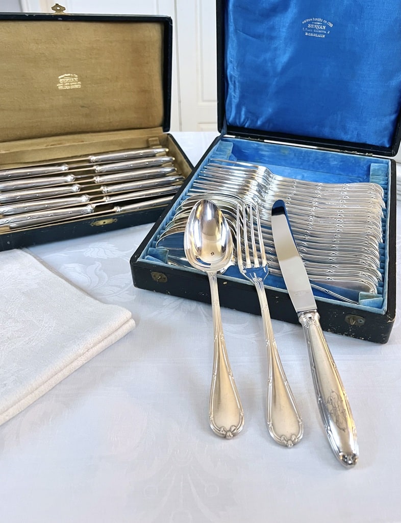 menagere-christofle-style-louis-xvi-monogrammes-couverts-anciens-metal-argente-brocante-vaisselle-antiquaire-france