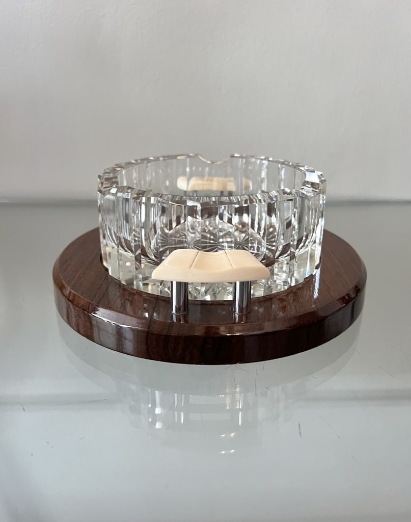 cendrier-cristal-art-deco-moderniste-et-plateau-en-bois-vernis-tampon-poignees-ivoire-style-1930-design-moderne-antiquaire-brocante