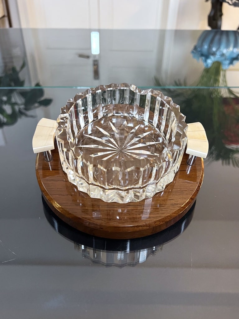 cendrier-en-cristal-monte-sur-plateau-bois-noyer-vernis-tampon-poignees-ivoire-style-art-deco-moderniste-antiquaire-brocante-france