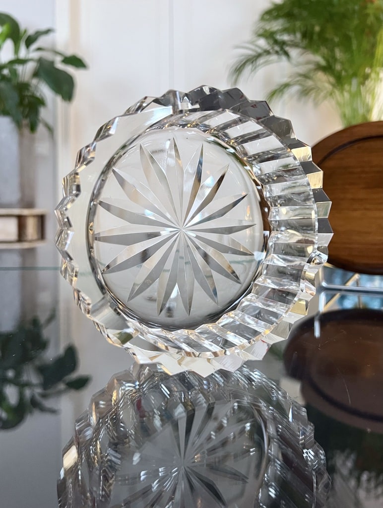cendrier-en-cristal-style-art-deco-moderniste-monte-sur-plateau-bois-et-ivoire-antiquaire-france-decoration-interieure